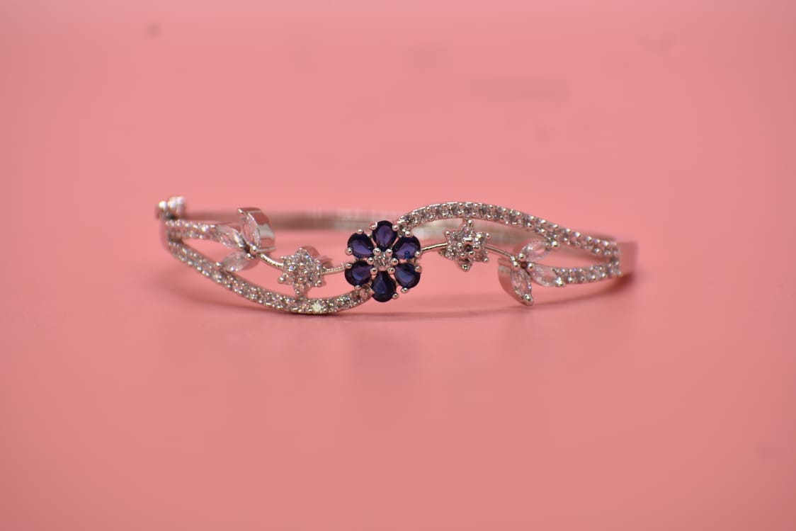 Ziva’s Radiance Sleek Flower Bracelet